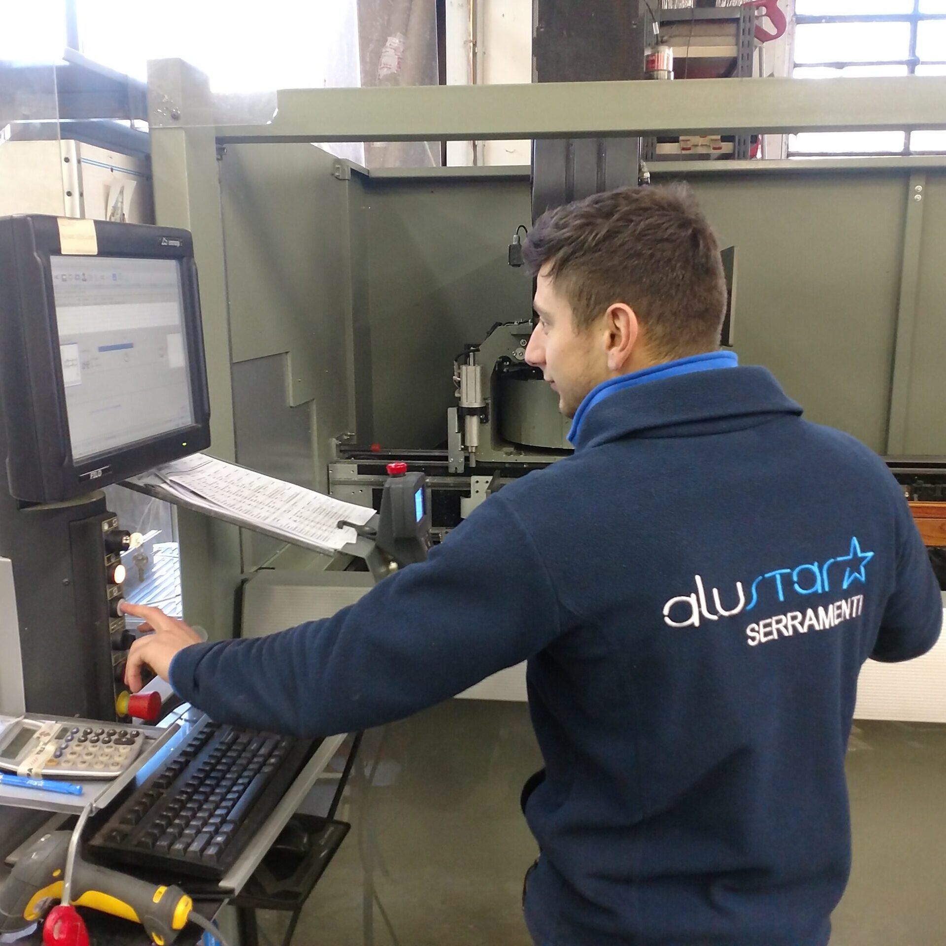 alustar-operaio-al-lavoro